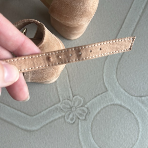 Nude CL by laundry block heels. - Picture 5 of 5